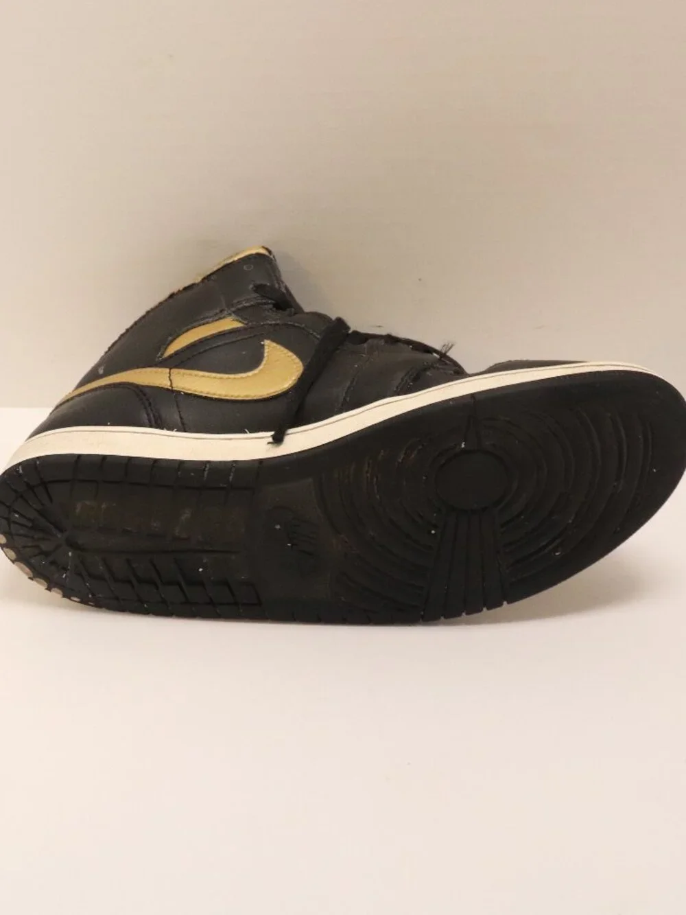 Nike Air Jordan Men's  Top Sneakers Black Gold Size 10 • Brand: Nike